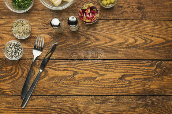 带刀叉和调料的空木制桌顶视图片