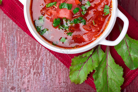 红木背景的白碗中俄罗斯素食红汤顶端视图Borscht图片