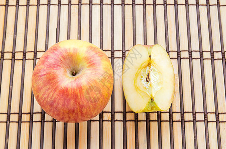 木桌背景上的新鲜苹果图片