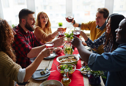 酒杯,酒具一群快乐的朋友们在晚宴上背景