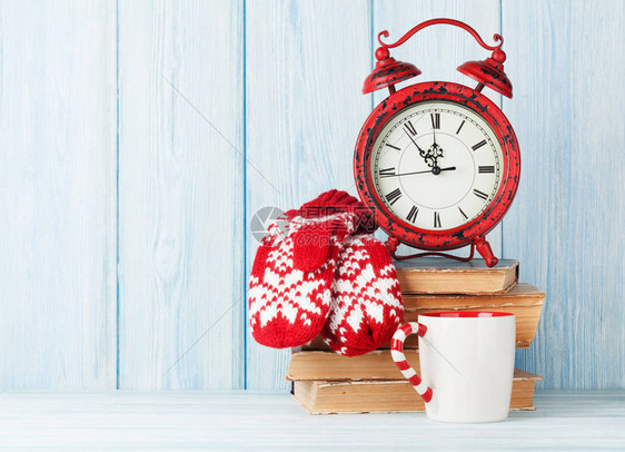圣诞闹钟红手套和热巧克力使用图片