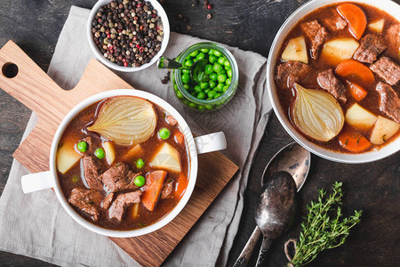 炖牛肉土豆胡萝卜胡椒香料青豆图片