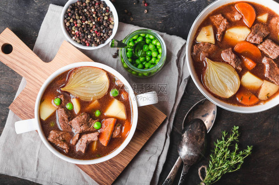 炖牛肉土豆胡萝卜胡椒香料青豆图片