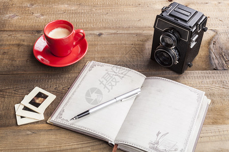 旧相机用公开笔记板和咖啡关闭棕木背图片