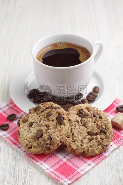 一杯热咖啡加巧克力饼干放在图片