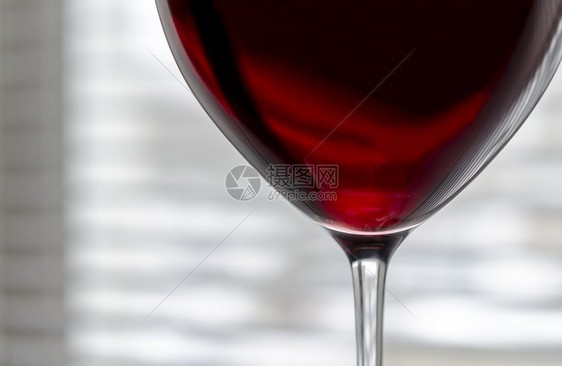 红酒杯中的红酒图片