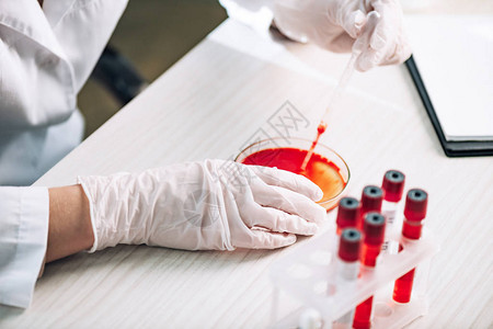 实验室内携带含红色液体的烟管的免疫学图片