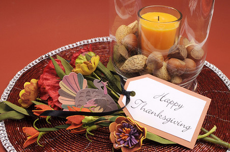 美丽的感恩节快乐餐桌设置了装饰玻璃灯花瓶和配火鸡装饰的秋天安排中配有图片