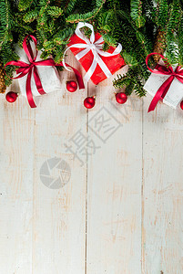 圣诞新年背景贺卡概念白色木质背景圣诞树枝节日球礼品盒和锥体复图片