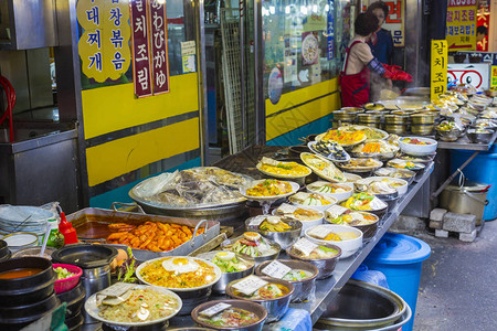 韩国首尔当地市场的韩国小菜图片