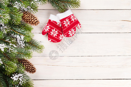 圣诞背景有松树和木上装饰手套图片