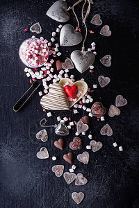圣瓦伦丁的心形装饰巧克力和甜食在生图片