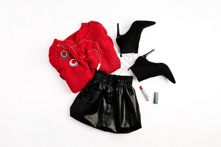 红毛衣黑裙子鞋子和口红平整的躺下图片
