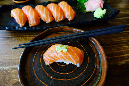 木桌上的寿司三文鱼图片