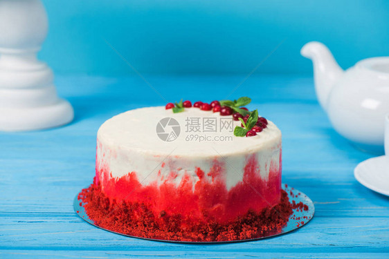 装饰着红色花朵和薄荷叶的蛋糕图片