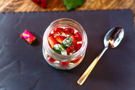 甜点罐装草莓酸奶图片