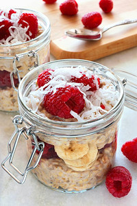 健康早餐冷冻燕麦配有新鲜草莓和玻璃图片