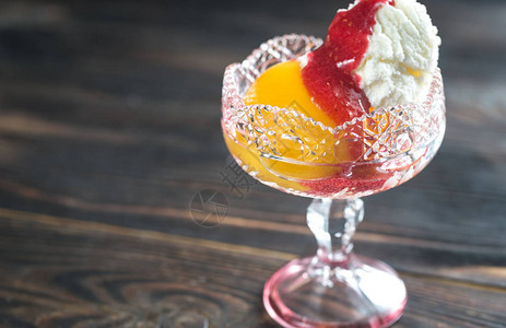 一碗桃子梅尔巴香草冰淇淋配桃子和覆盆子酱图片