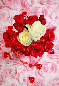 红玫瑰和白玫瑰花束为图片