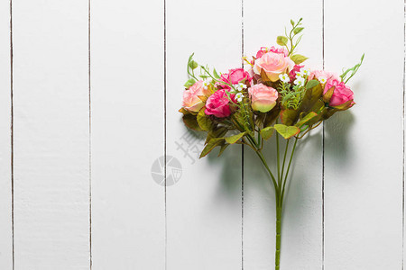 白木桌上的粉红色花朵情人节背图片
