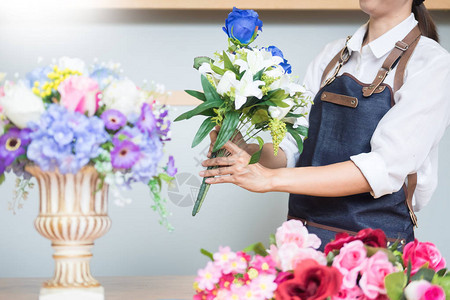 女花店在花店商业销售和花艺工和手工制作概念中使用安排制作漂亮的图片