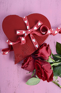 情人节快乐红心形礼物盒上面有红色玫瑰穿着旧式的粉色木图片