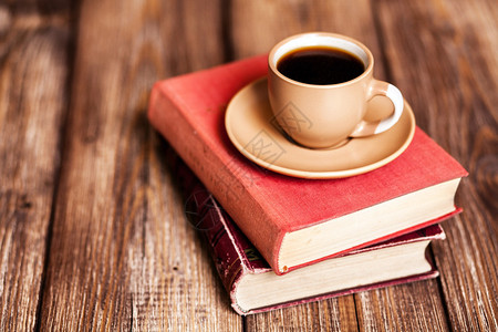 木桌上的书和咖啡杯图片
