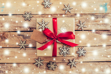 礼物盒和圣诞节装饰品用雪在木图片