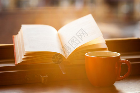 窗台上的书和咖啡杯图片