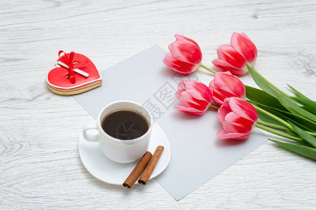 红姜饼粉红色郁金香和咖啡杯图片