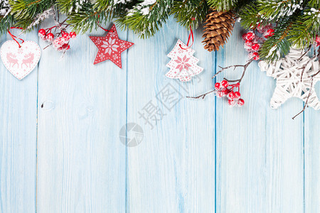圣诞木背景有雪卷边图片