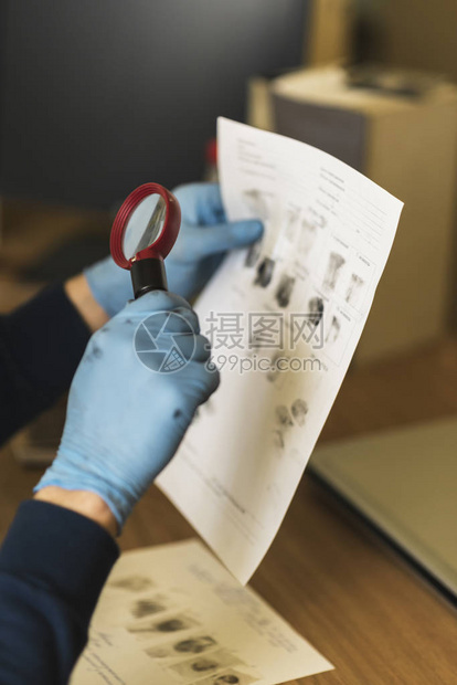 在犯罪现场获得的研究过程指纹表格中有提供指纹样本的人信息和获得指纹的员工的数据每个手指确定合适的位置图片