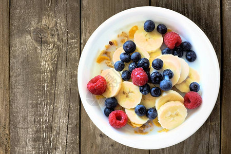 早餐谷类早餐蓝莓香蕉和草莓以生木图片