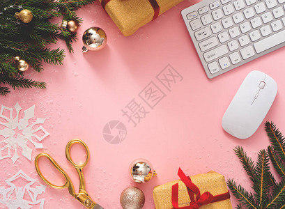 圣诞节主题在粉红桌上配有键盘图片