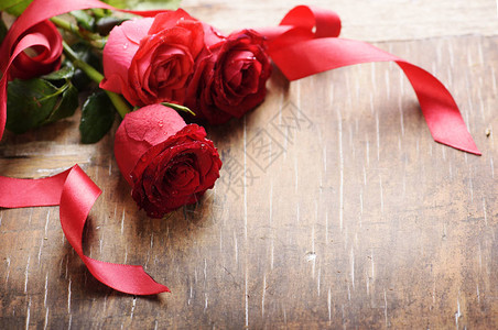 美丽的红玫瑰和丝带图片