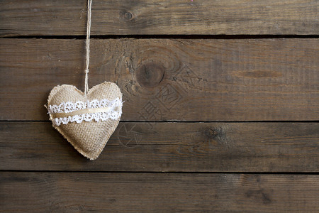 木制桌上有手工制作的情人节日心脏顶视图图片