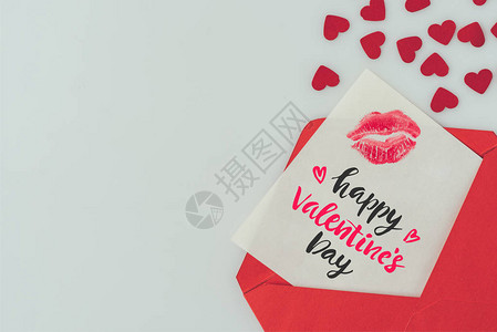 彩唇印在白纸上被隔绝的信封中的明信片图片素材