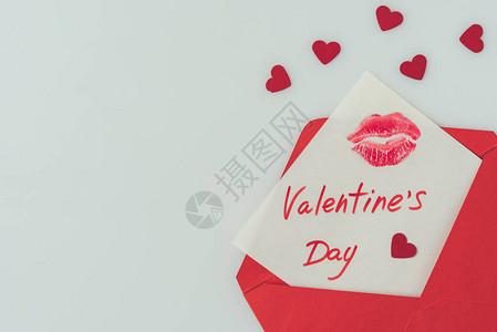 彩唇印在白纸上被隔绝的信封中的明信片图片素材