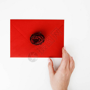 一封装在红色信封里的情书背景图片