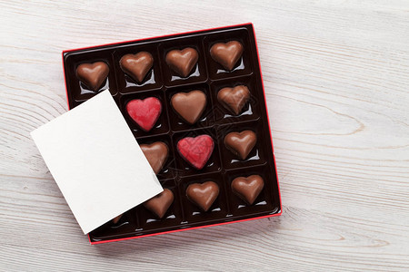 情人节贺卡在木桌上的心巧克力盒带图片