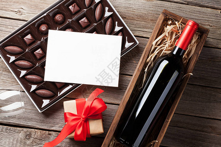 配红酒礼品盒和木制餐桌巧克图片