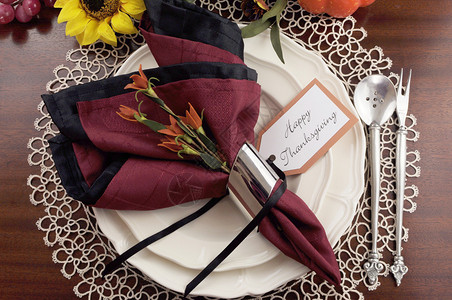 美丽的感恩节餐桌布置与花边桌巾餐具和精美的骨嘉与老式银器图片