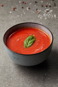 灰桌上的一盘开胃番茄汤图片