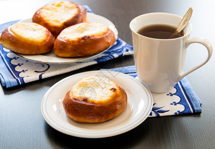 奶油酪糕饼俄罗斯美食的烤面包和茶有图片