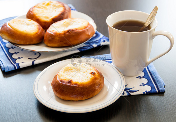 奶油酪糕饼俄罗斯美食的烤面包和茶有图片