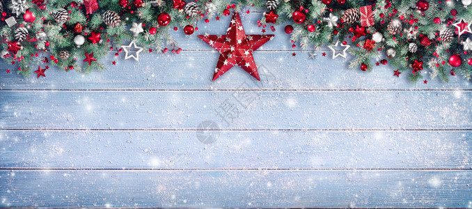 圣诞边界雪板上的冷杉枝和装饰品图片