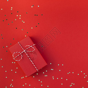 新年圣诞礼物丝带平躺顶视图Xmas2019节日庆典手工礼盒红纸闪光背景复制空间方形模板样机图片