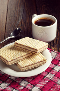 美味的面包饼巧克力和热咖啡杯放图片
