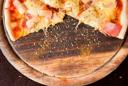 夏威夷披萨配菠萝火腿和奶酪顶视图图片