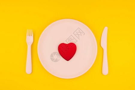 盘子上的红心爱情符号图片
